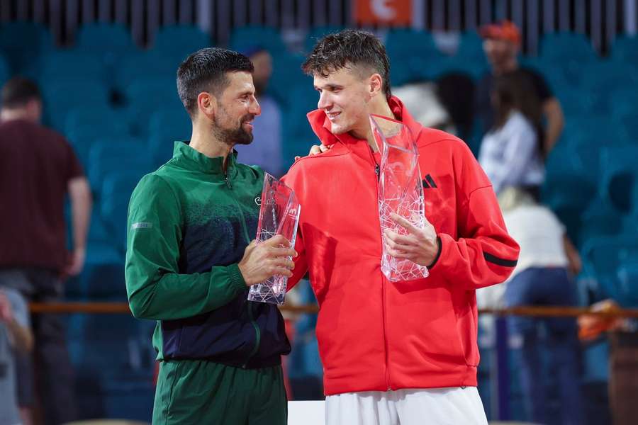 Djokovič a Menšík s trofejemi po finále v Miami.