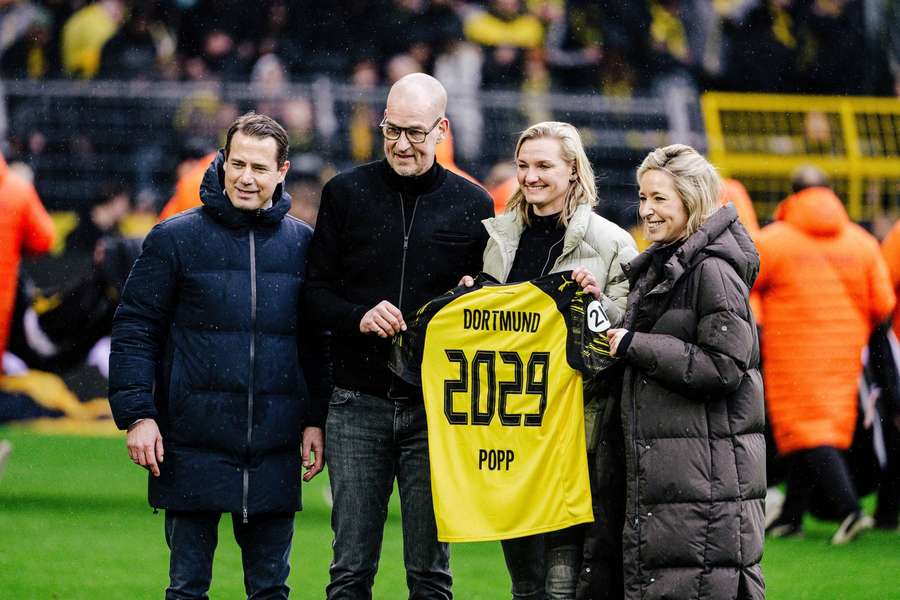 Alexandra Popp bei ihrer Enthüllung am Samstag in Dortmund.