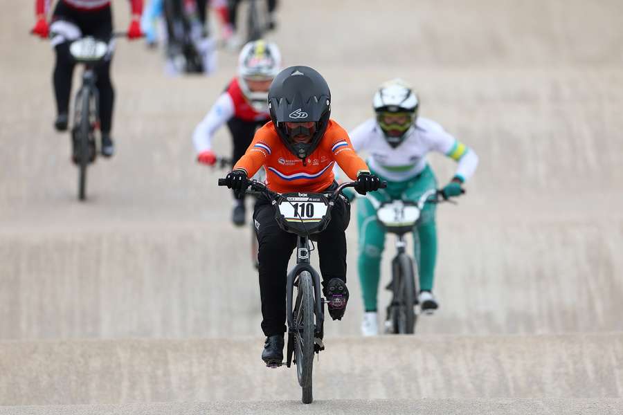 Laura Smulders in actie in de voorrondes op het WK BMX