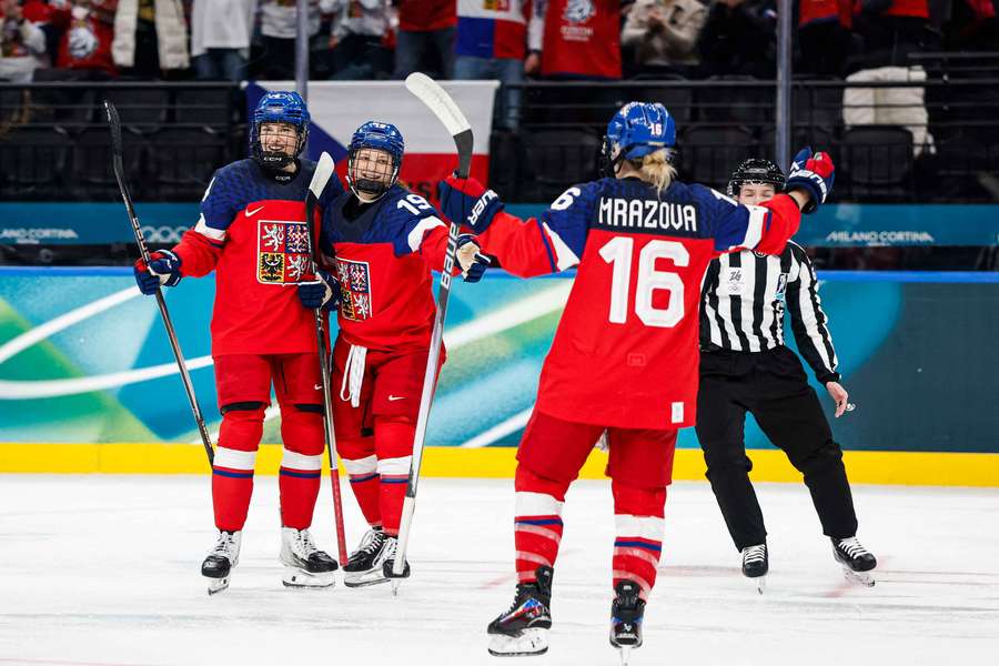 Hokejistky bojují o první výhru na turnaji.