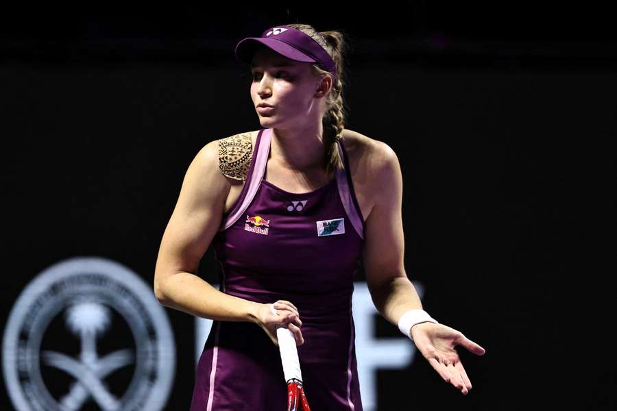 Jelena Rybakinová se odmítla vyfotit se šéfkou WTA. Jelena Rybakinová se odmítla vyfotit se šéfkou WTA.