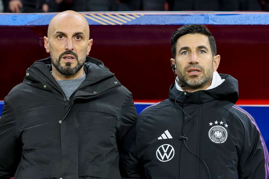 U21-Coach Di Salvo (l.) und sein Assistent Ovid Hajou (r.).