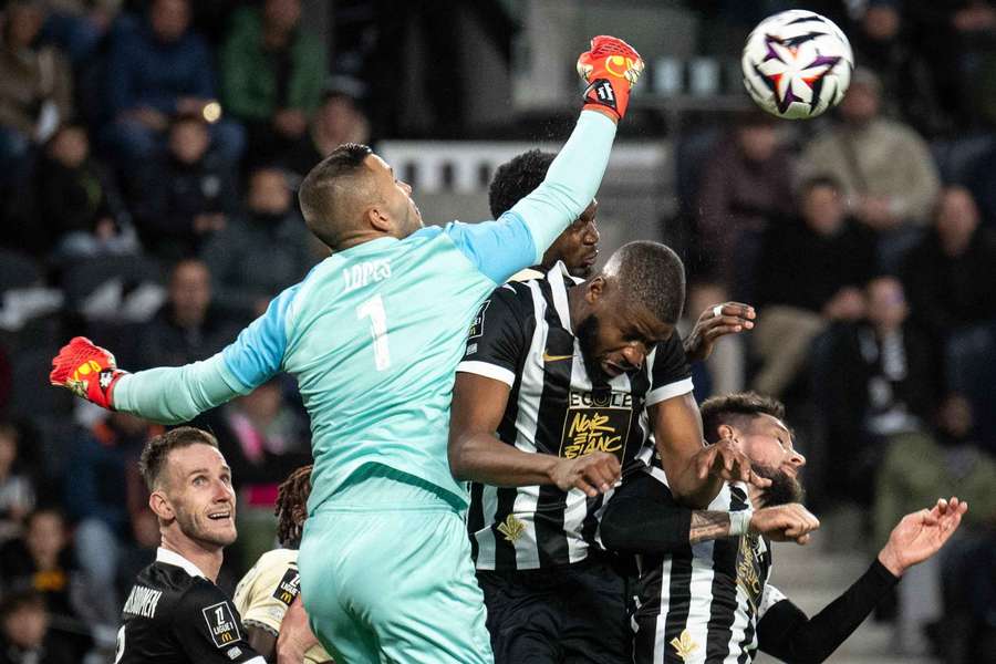 Lorient a résisté. Lorient a résisté.