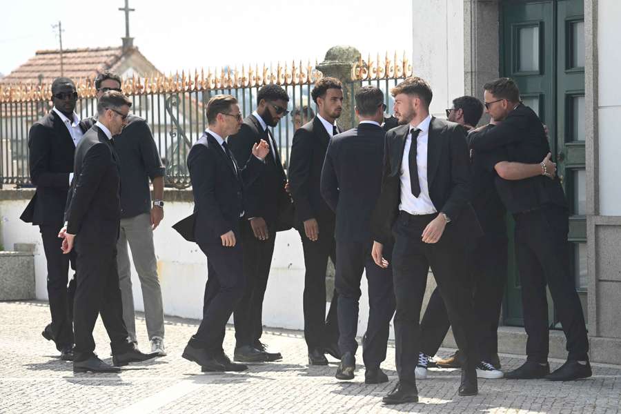 Calciatori al funerale di Diogo Jota