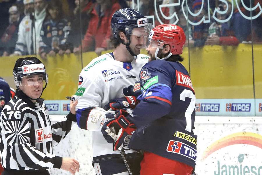 Na snímke zľava Ben Berker (Poprad) a Chris Langkow (Zvolen). 
