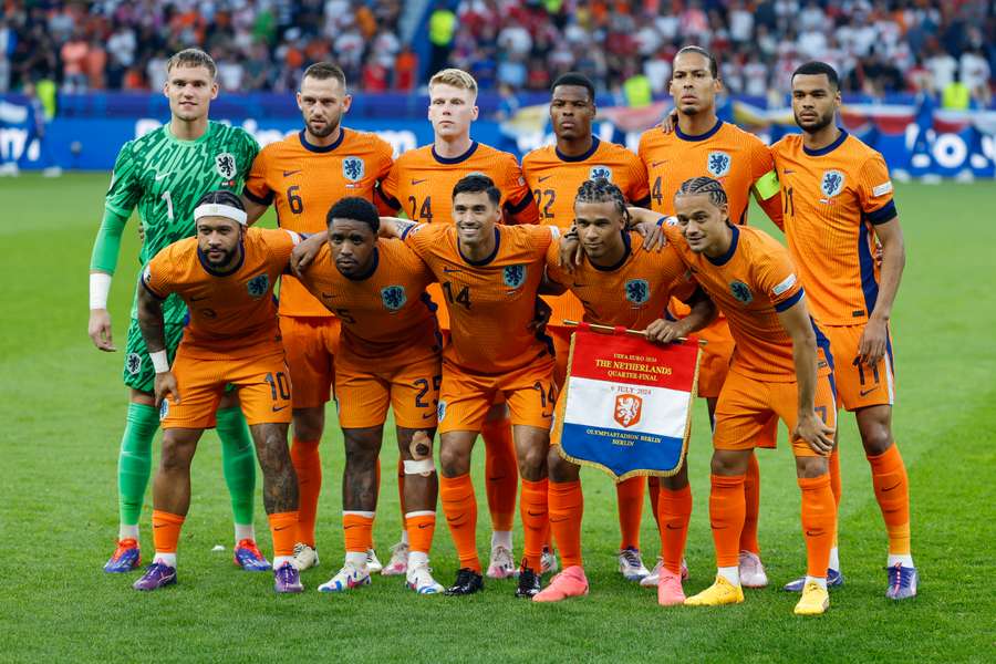 Het Nederlands Elftal voor aanvang van de kwartfinale tegen Turkije