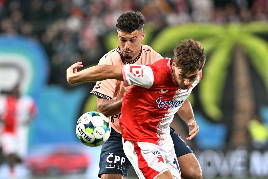 Slavia bojuje o ligové body s Pardubicemi.