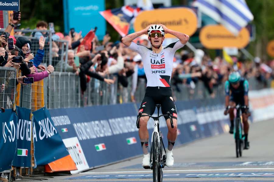 Igor Arrieta celebrates his stage win in front of Afonso Eulalio