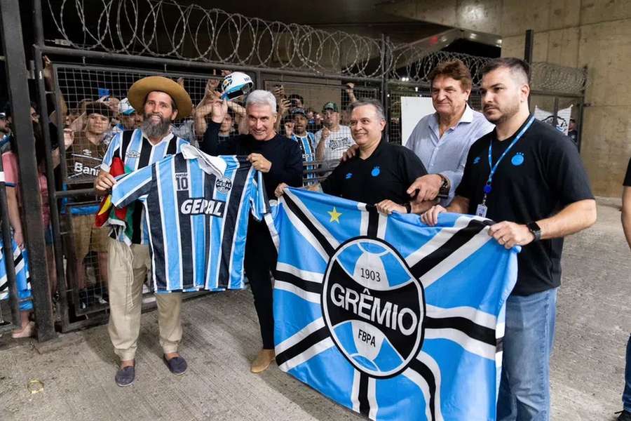 Luís Castro com os adeptos do Grêmio Luís Castro com os adeptos do Grêmio