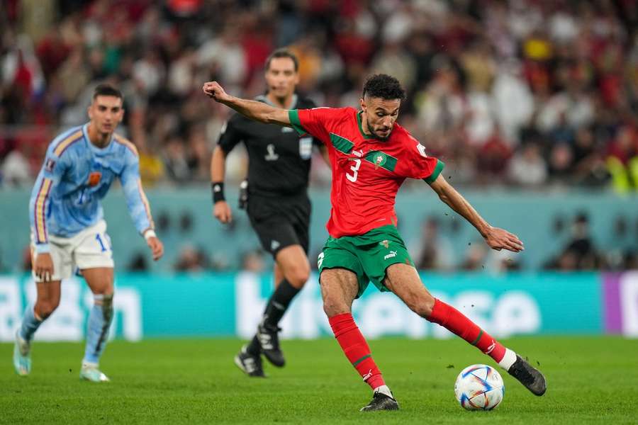  Noussair Mazraoui in de wedstrijd tegen Spanje