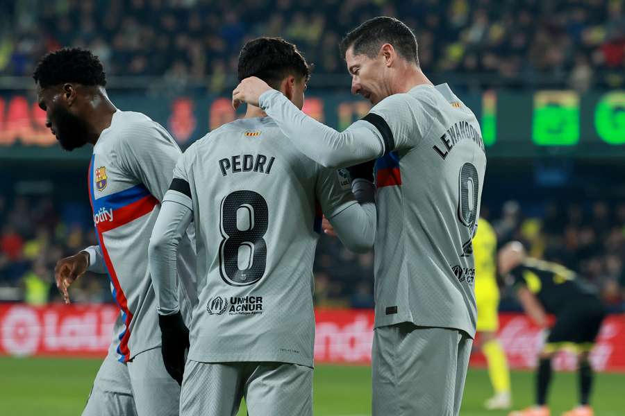 Unge Pedri og den lidt mere garvede Lewandowski fejrer førstnævntes enlige scoring i kampen. Unge Pedri og den lidt mere garvede Lewandowski fejrer førstnævntes enlige scoring i kampen.