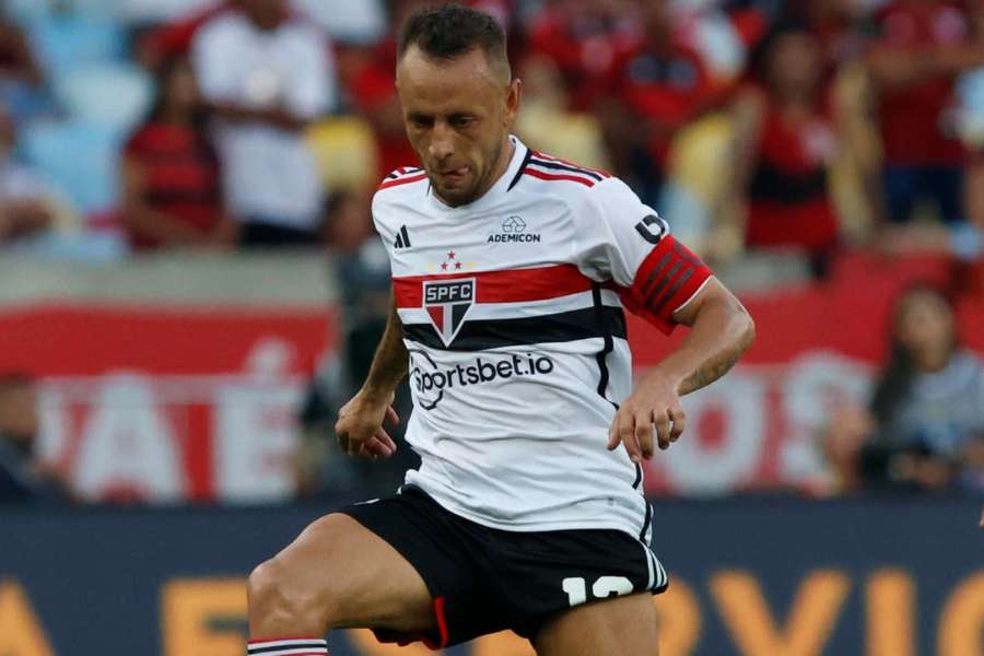 Rafinha deixou a euforia para os adeptos e está focado na segunda mão