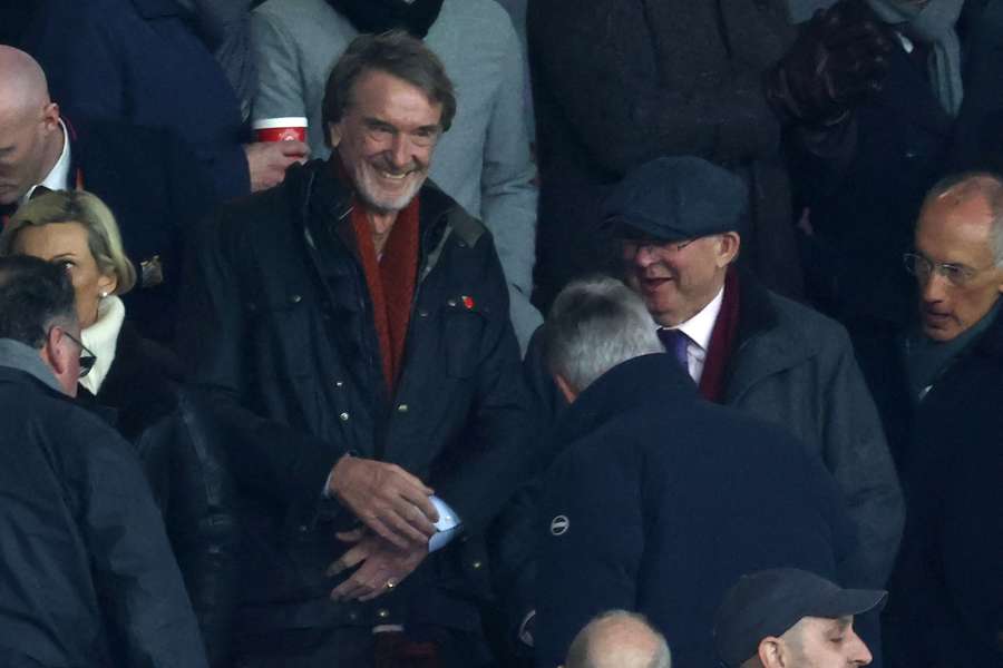 Jim Ratcliffe, futuro acionista minoritário do Manchester United, ao lado de Alex Ferguson