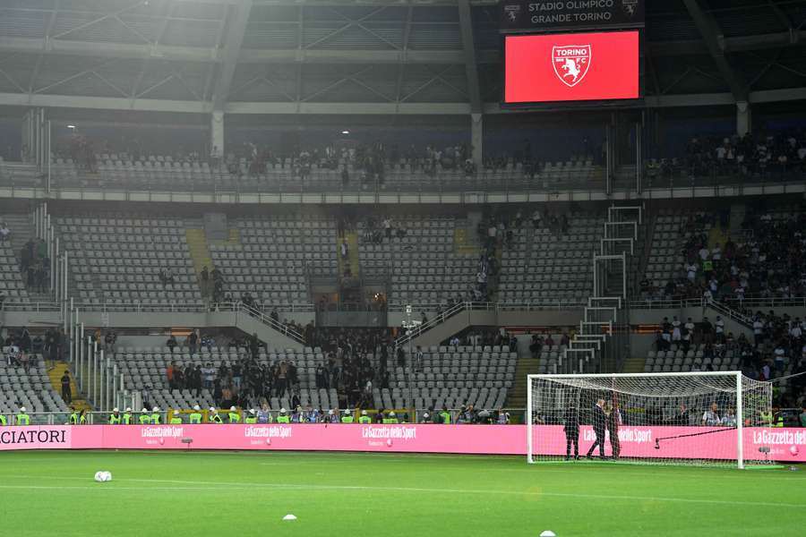 La curva dei tifosi bianconeri prima del derby di Torino La curva dei tifosi bianconeri prima del derby di Torino