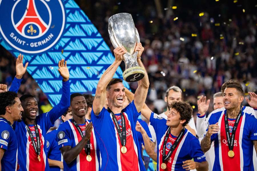 Fabián levanta la Supercopa de Europa Fabián levanta la Supercopa de Europa