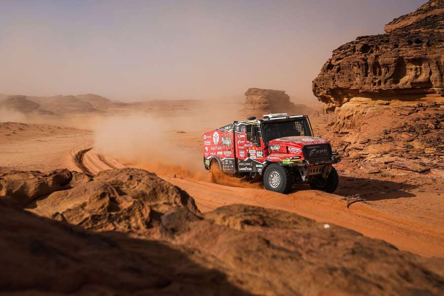 Aleš Loprais na Dakaru dál drží třetí místo. 