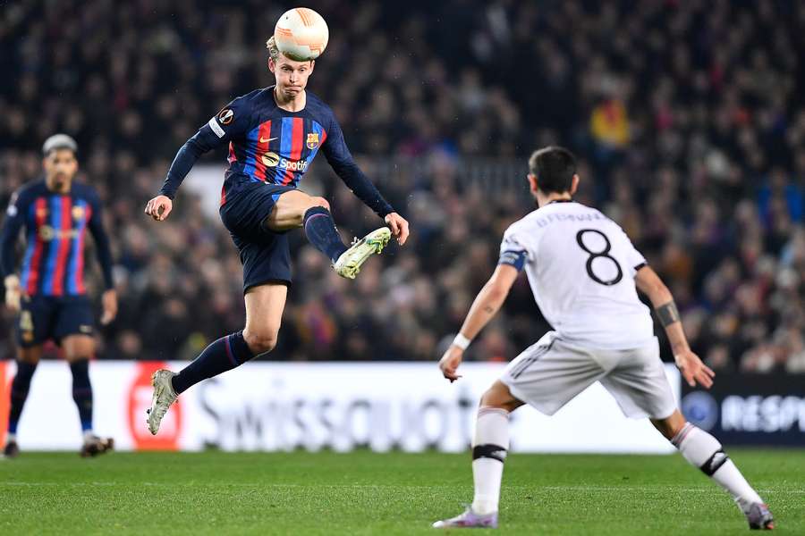 Frenkie de Jong in actie tijdens de heenwedstrijd in Barcelona