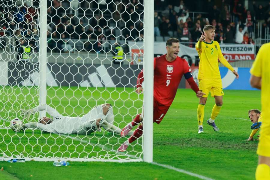 Robert Lewandowski celebrates