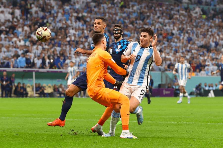 Neville, Wright a ďalší odborníci spochybňujú penaltu v prospech Argentíny