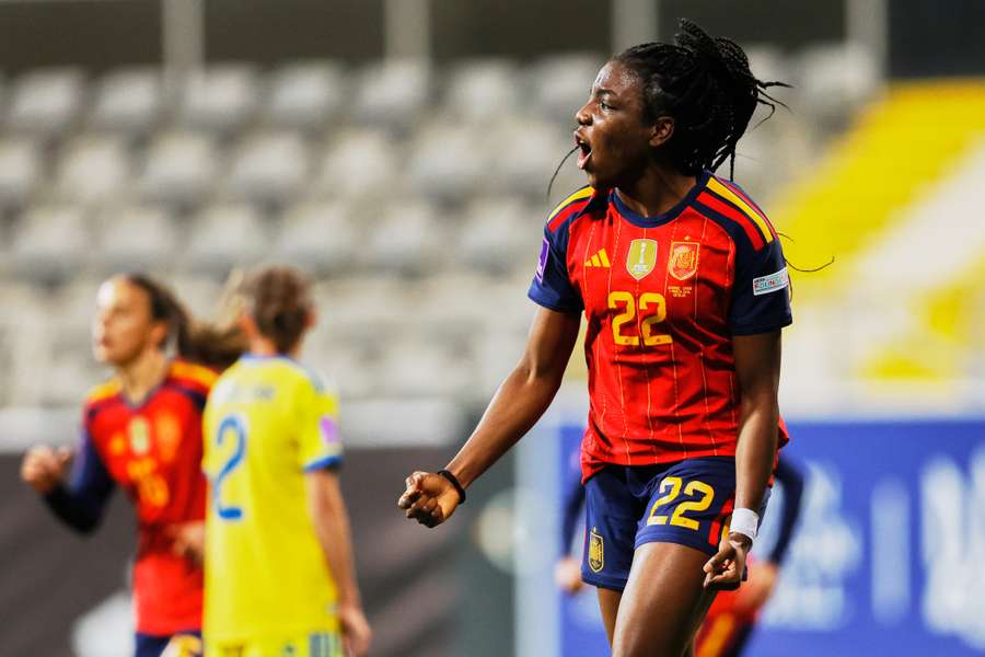 Edna Imade celebra su gol ante Ucrania