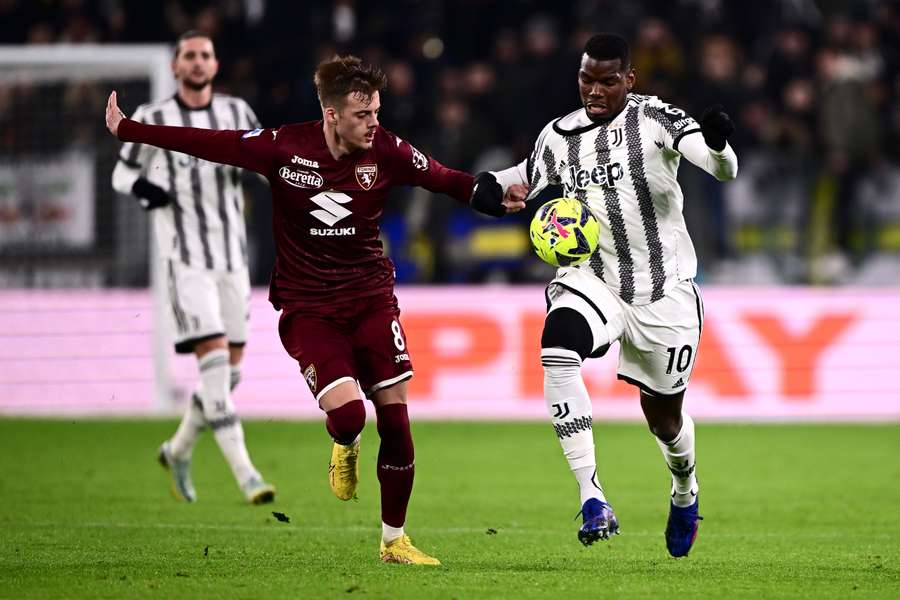 Pogba (re.) im Duell mit Torinos Jacopo Segre