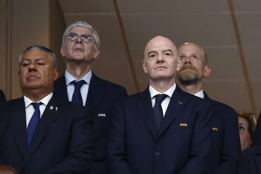 Wenger po boku Infantina. Wenger po boku Infantina.