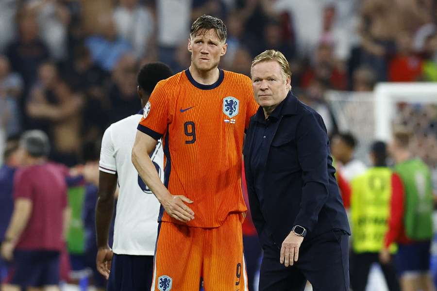 Koeman abbraccia Weghorst dopo l'eliminazione