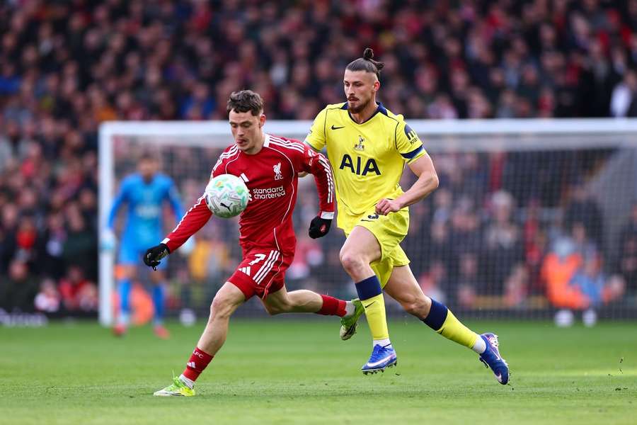 Radu Drăgușin, în duel cu Florian Wirtz