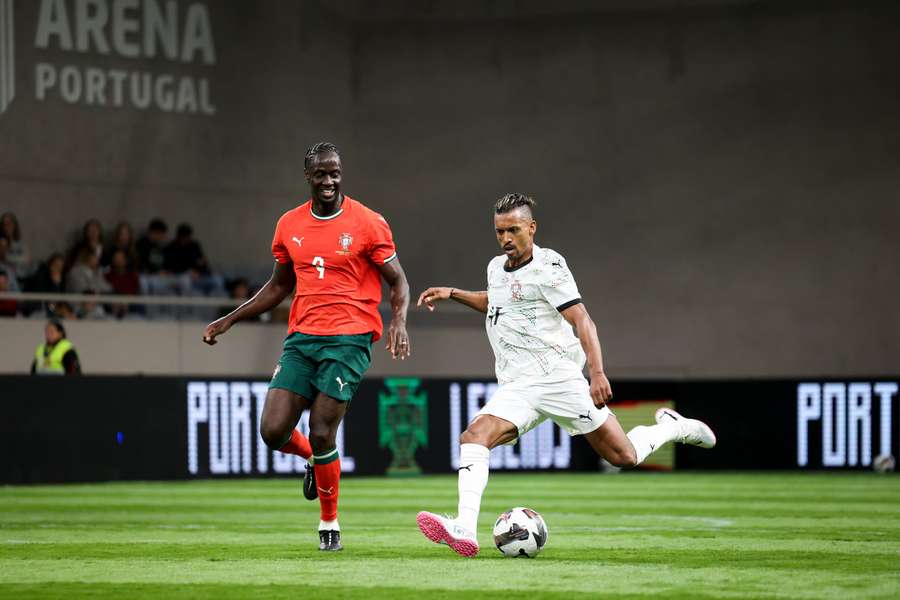 Nani perante Éder no jogo de lendas realizado no pavilhão da Cidade do Futebol