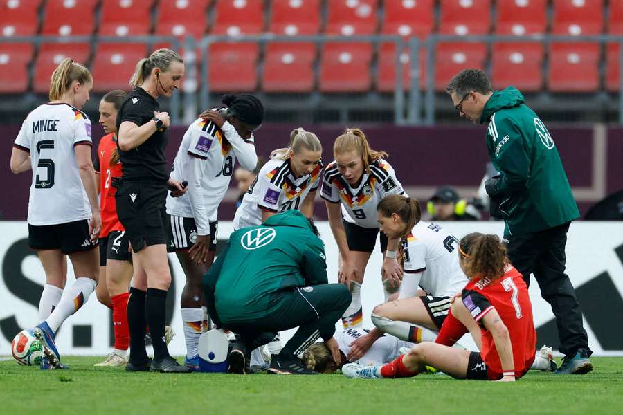 DFB-Kapitänin Gwinn musste verletzt ausgewechselt werden DFB-Kapitänin Gwinn musste verletzt ausgewechselt werden