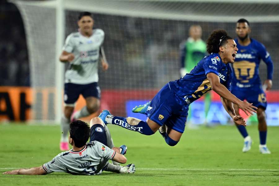 Carrasquilla sofreu uma entrada forte pelo Pumas
