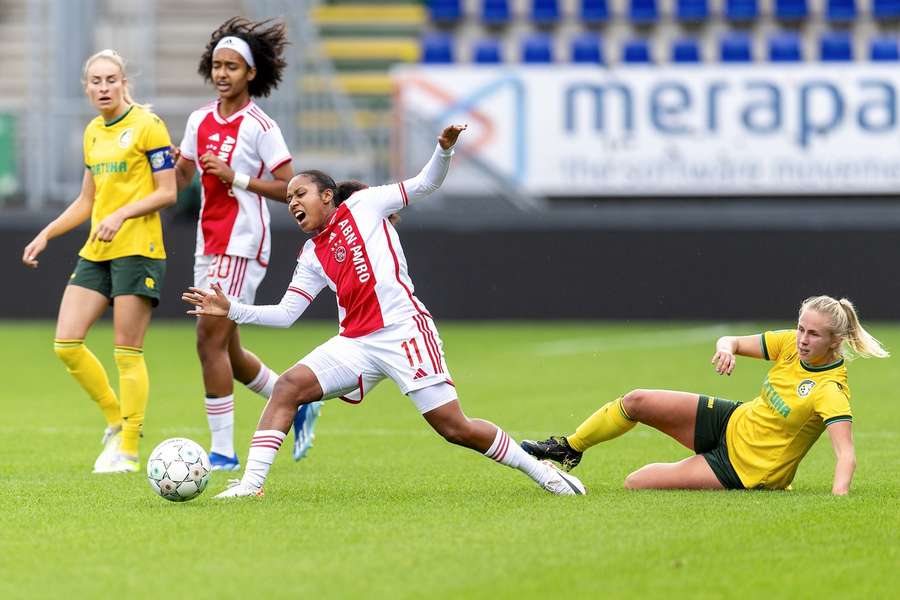 Amber van Heeswijk met een felle tackle op Ashleigh Weerden