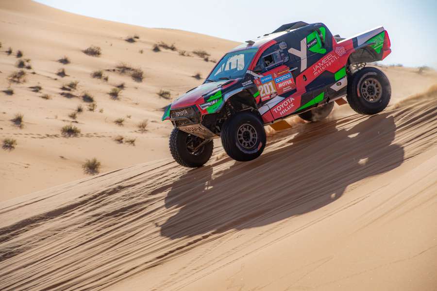 Yazeed Al Rajhi rijdt in zijn Toyota Hilux Overdrive