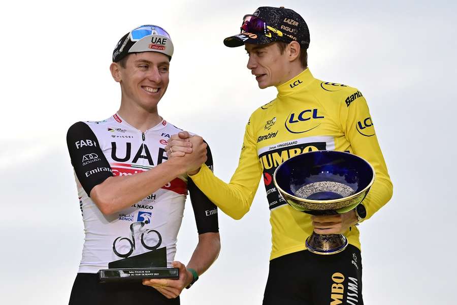 Jonas Vingegaard (R) schudt handen met Tadej Pogacar tijdens de Tour de France