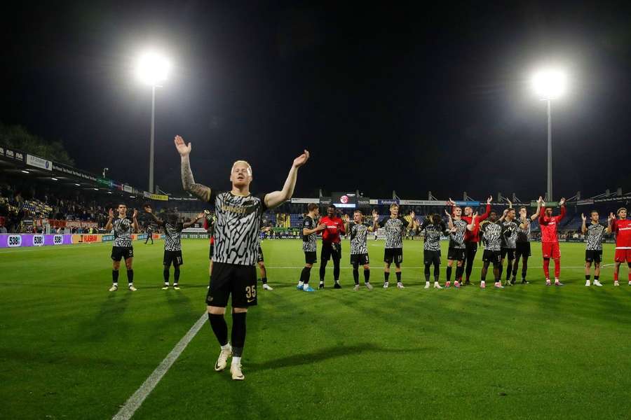 Mexx Meerdink en zijn teamgenoten vierden de overwinning van AZ in Waalwijk bij het uitvak