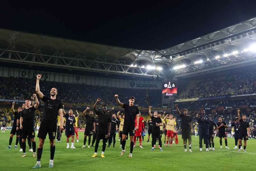 Il Fenerbahce ha battuto il Royale Union SG per 2-1 nell'andata degli ottavi di Europa League.