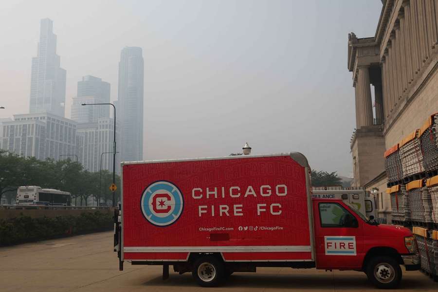 Fumaça e jogo cancelado: Caminhão do time de Chicago ao lado do Soldier Field Fumaça e jogo cancelado: Caminhão do time de Chicago ao lado do Soldier Field