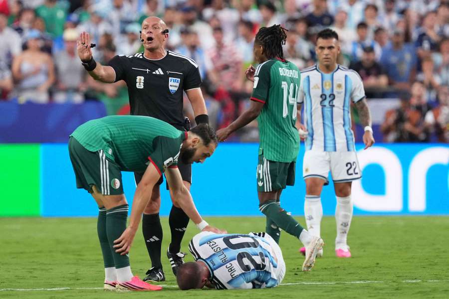 Fotbalisté Alžírska nebyli spokojení s výkonem sudího. Fotbalisté Alžírska nebyli spokojení s výkonem sudího.