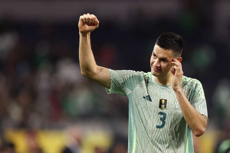 César Montes celebra uno de sus goles.