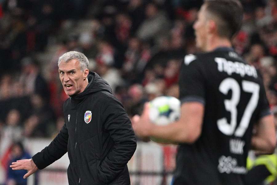 Trenér Plzně Martin Hyský zápas v Edenu hodně prožíval. Trenér Plzně Martin Hyský zápas v Edenu hodně prožíval.