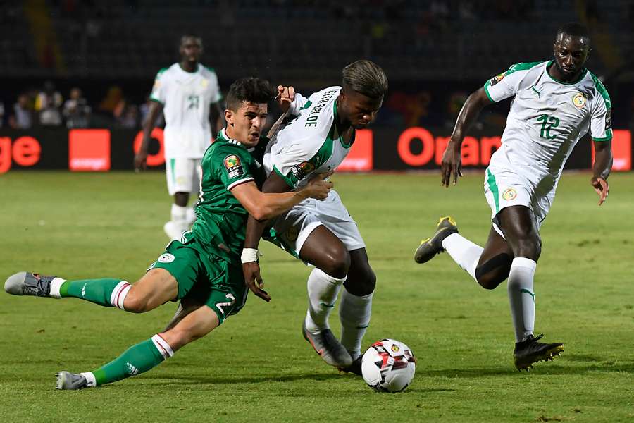 Aïssa Mandi y Keita Balde luchan por un balón en la Copa África de 2019