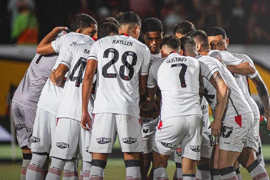 Vitória se garante nos playoffs com triunfo fora de casa