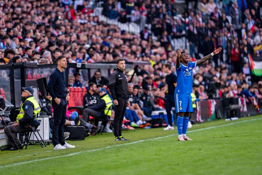 Vinícius protesta una acción ante el Rayo cerca de Xabi Alonso