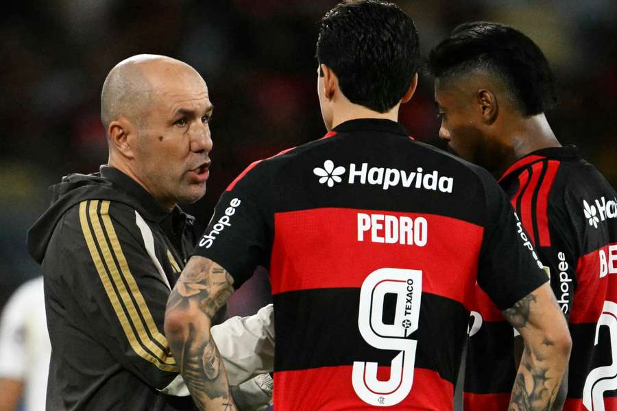 Leonardo Jardim (esq.) com Pedro e Bruno Henrique Leonardo Jardim (esq.) com Pedro e Bruno Henrique