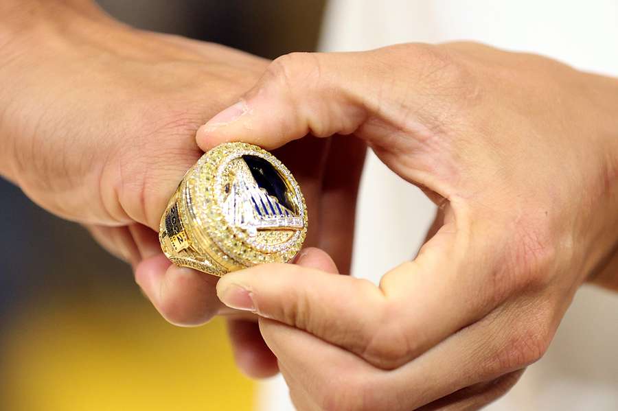 Stephen Curry inspecciona su anillo de campeón de la NBA 2021/22.