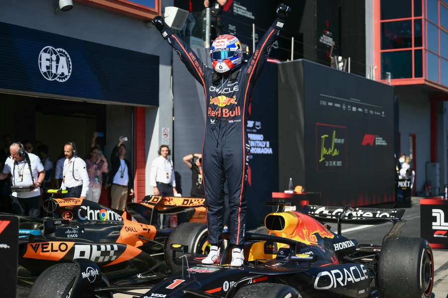 Verstappen assumiu liderança na segunda curva