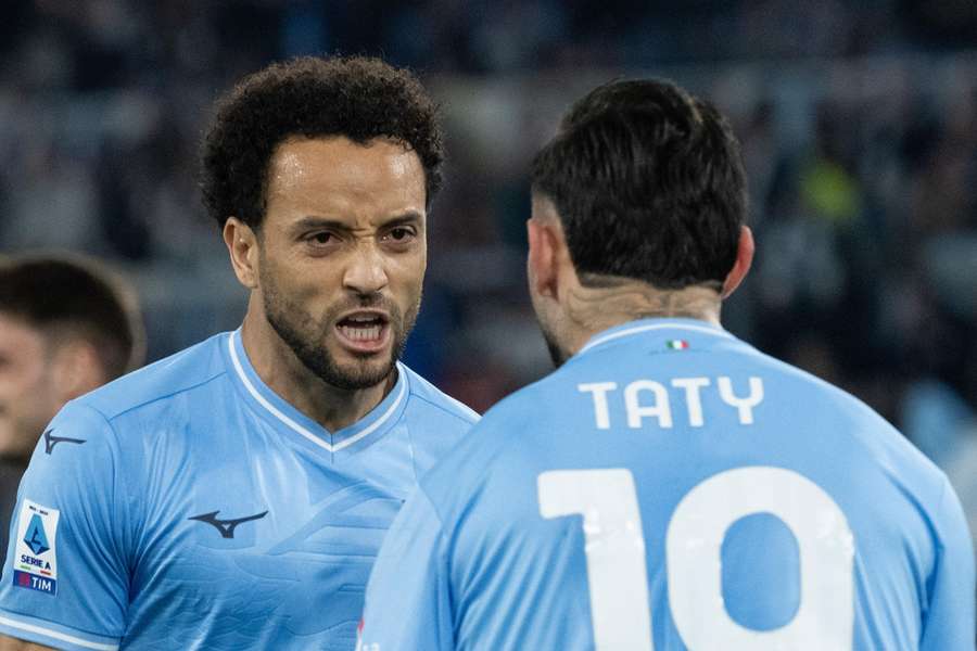 Felipe Anderson viert een doelpunt van Lazio met teamgenoot Valentin Castellanos