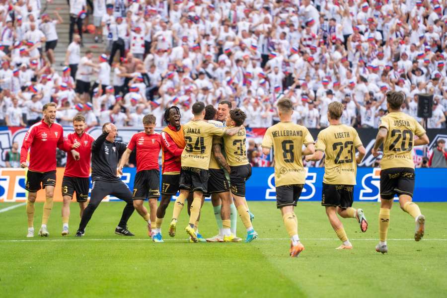 Radość piłkarzy i sztabu Górnika Zabrze