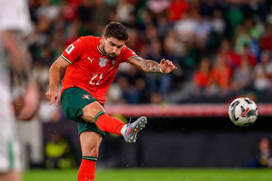 Neves, disparando