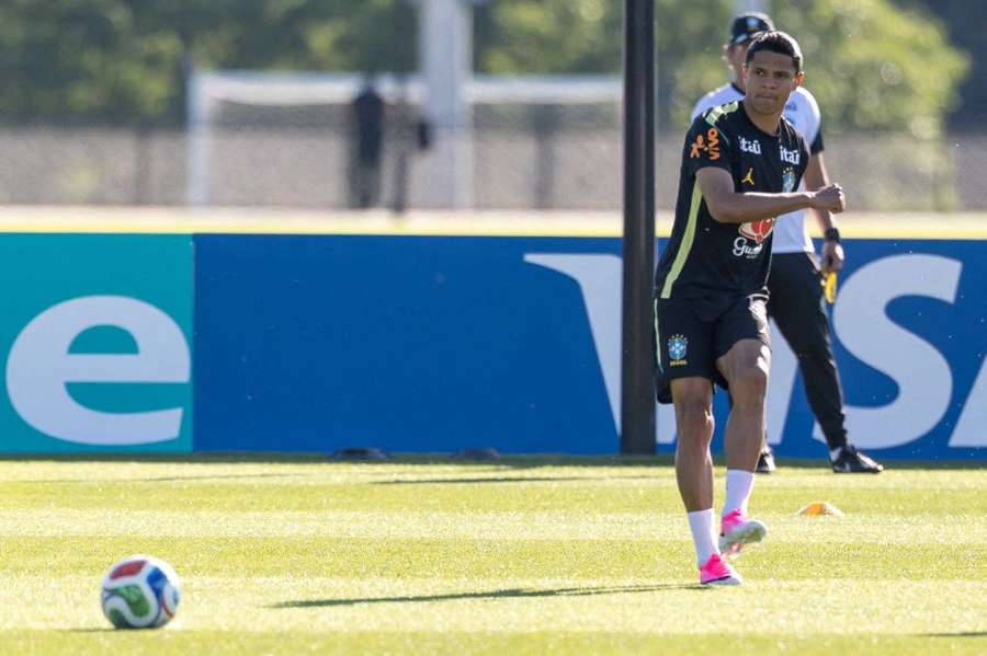 Douglas Santos deverá ser o titular do Brasil contra o Egito